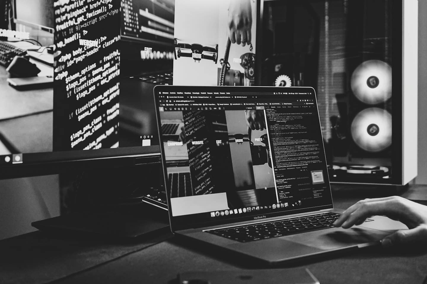 Ruka používa trackpad MacBooku Pro s kódom na obrazovke.