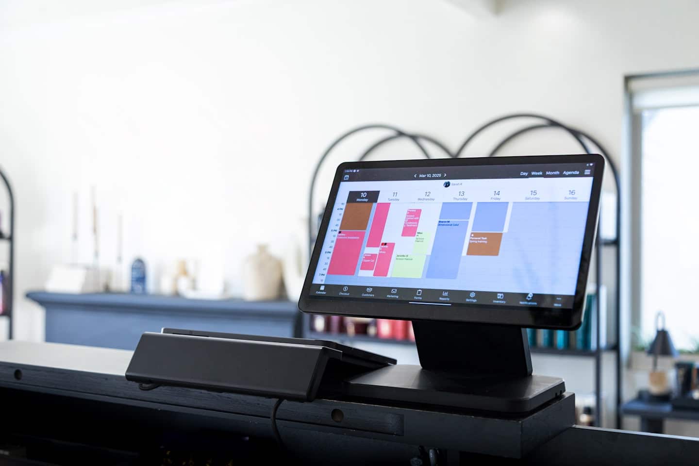 Digitálny tablet zobrazujúci týždenný kalendár pracovných stretnutí.